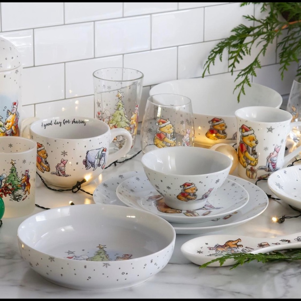 NWT Winnie The Pooh Christmas Dinnerware